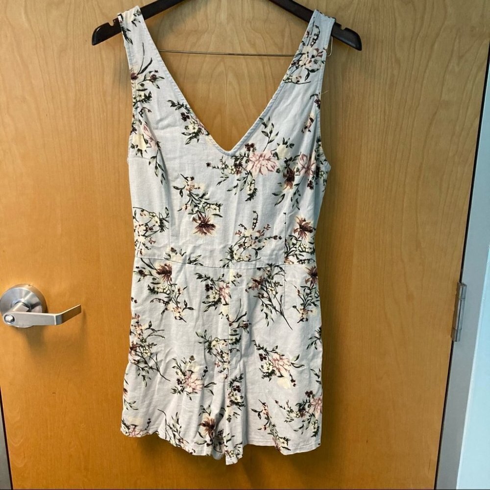 DYNAMITE Sz S Floral Romper w/ Back Tie